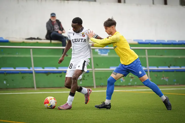 Okoro, presionado por un jugador del Conil