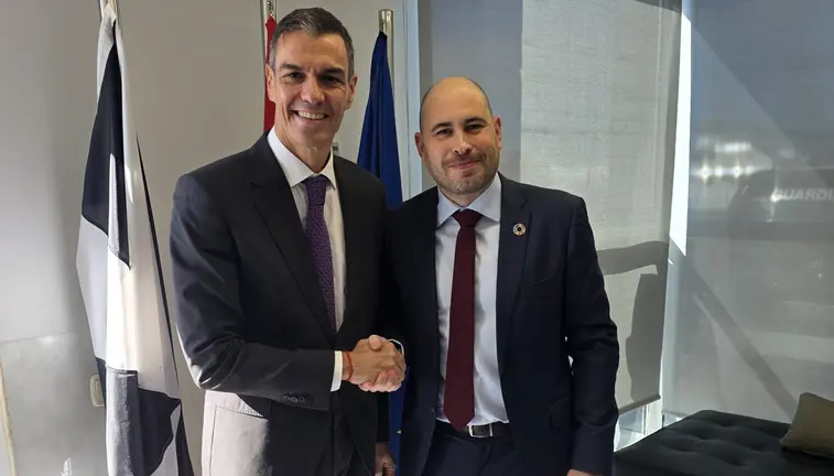 Sánchez, con Pérez Triano, en el Helipuerto.