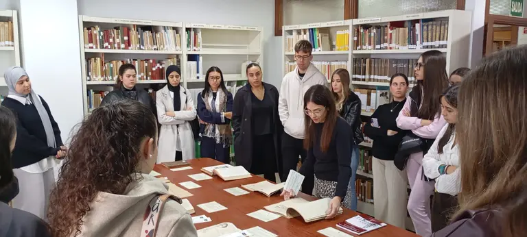 estudiantes enfermería biblioteca militar