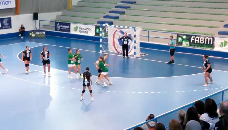 Una imagen del partido entre ceutíes y jienenses en La Libertad