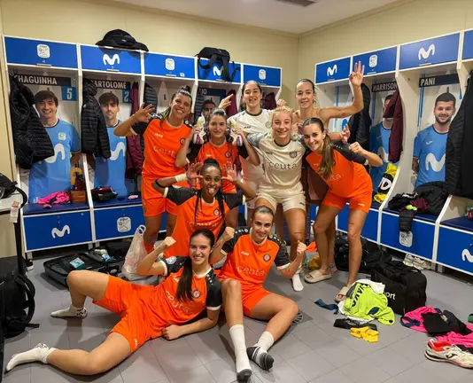 Las jugadoras del Camoens celebran su victoria en el vestuario del pabellón 'Jorge Garbajosa'