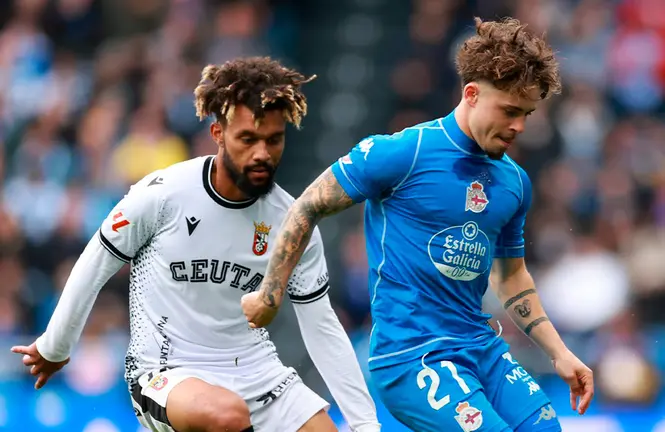 Konrad de la Fuente y Mario Soriano, durante el partido de este domingo en Riazor