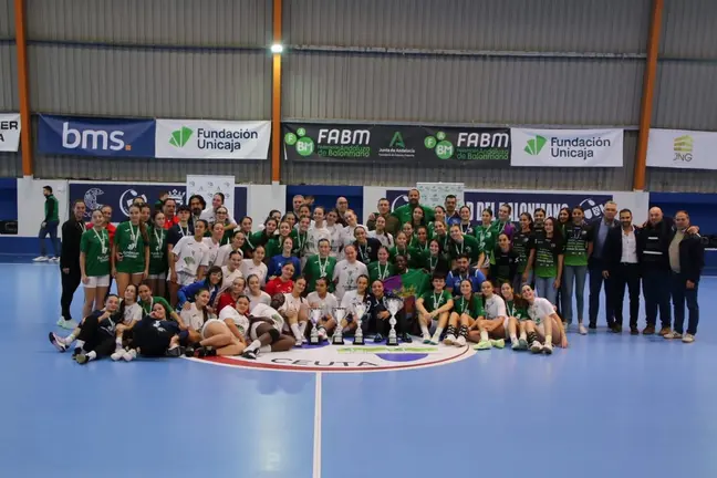 Foto de familia tras la entrega de trofeos en el pabellón La Libertad