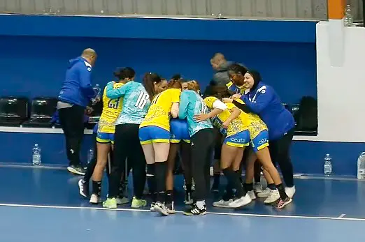 Las jugadoras del Estudiantes, antes de empezar su partido frente al Torrejón