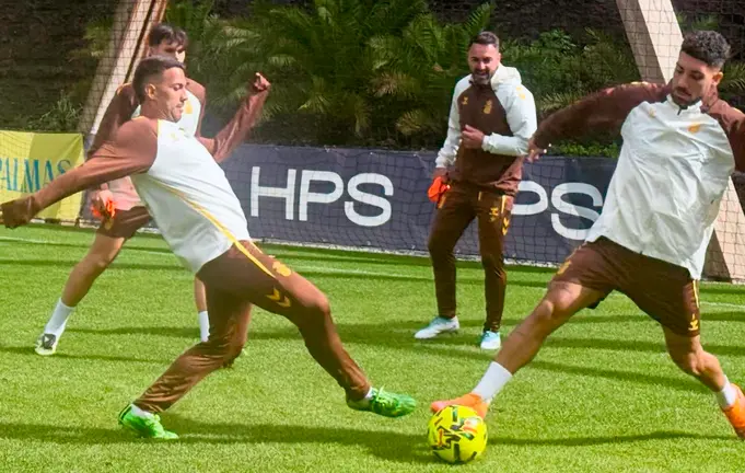 Jugadores de la UD Las Palmas, durante su último entrenamiento antes del partido en Ceuta
