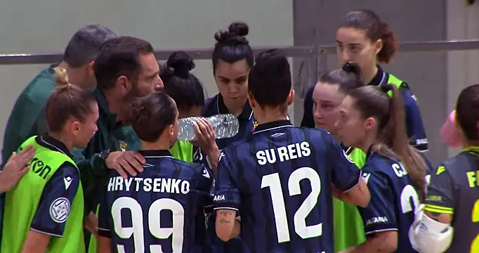 Taconi y sus jugadoras, durante un tiempo muerto