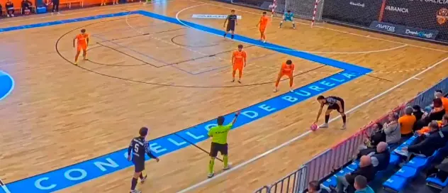 Un momento del partido disputado por el Ceut&iacute; este s&aacute;bado en Burela