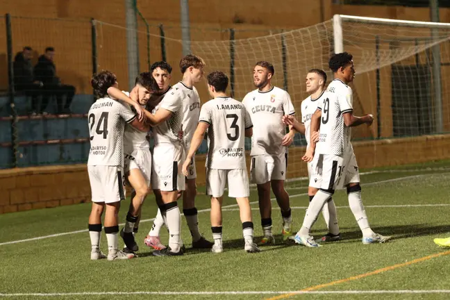 Los jugadores del Ceuta B celebran el definitivo gol de David Cobo
