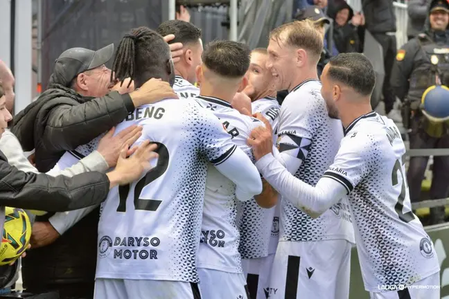 Los jugadores del Ceuta celebran el gol de Youness que ha abierto el camino de la victoria
