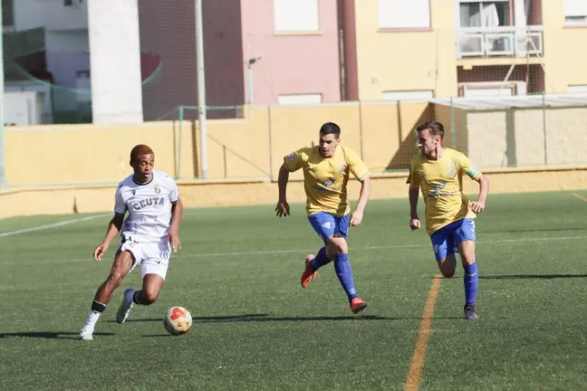 Michael Agbor, con el bal&oacute;n, ha marcado el primer tanto caballa