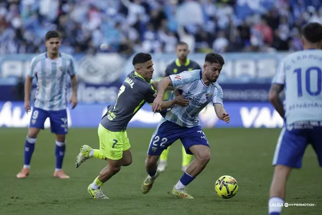 Aisar forcejea con Dani Lorenzo, durante el M&aacute;laga-Ceuta de este domingo