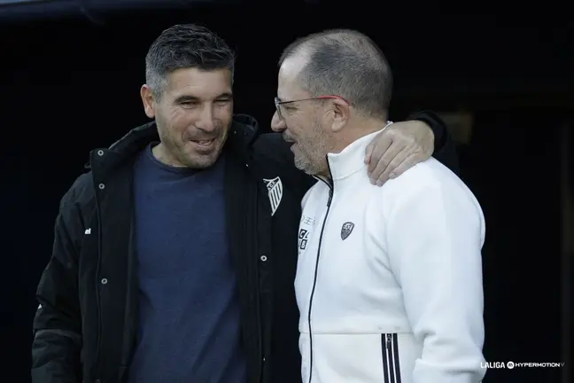 Juan Funes, saludando a Jos&eacute; Juan Romero antes del partido