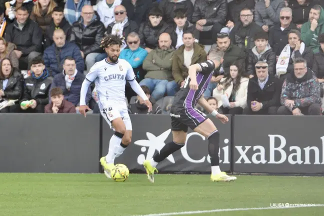 Konrad de la Fuente conduce el bal&oacute;n ante un jugador vallisoletano