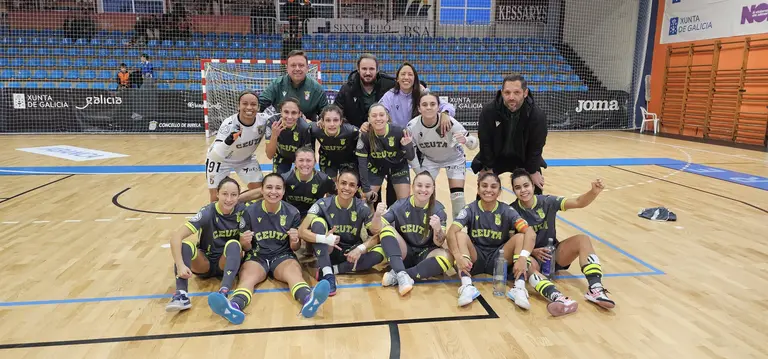 Las integrantes del Ceuta Femenino celebran su triunfo de este s&aacute;bado en Burela