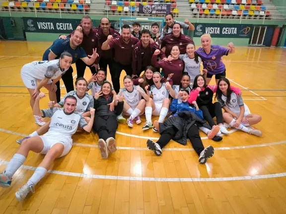 Las integrantes del Camoens celebran el triunfo ante el Granada