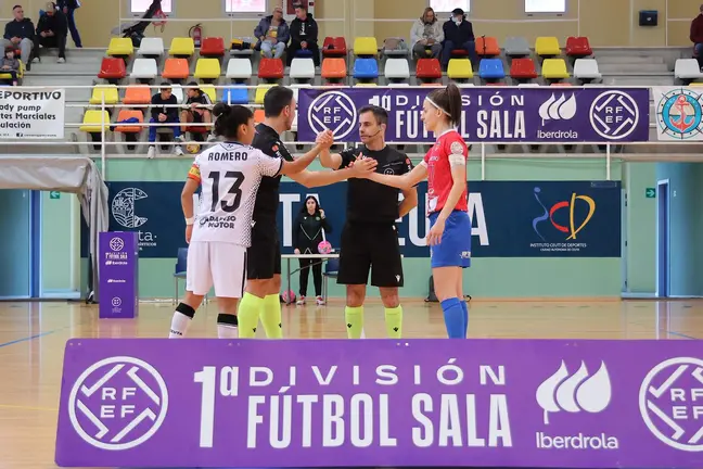 Las capitanas de Ceuta y Futsi se saludan ante la pareja arbitral