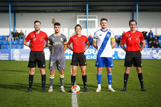 Los capitanes de Ceuta B y Atl&eacute;tico Onubense, junto al equipo arbitral