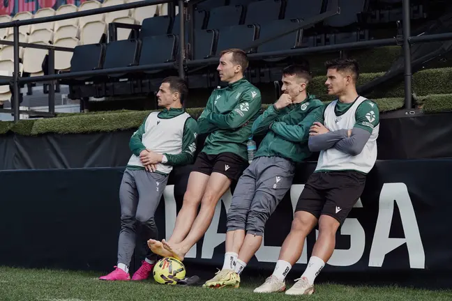 Jugadores del Ceuta, durante el entrenamiento de este domingo en el Murube