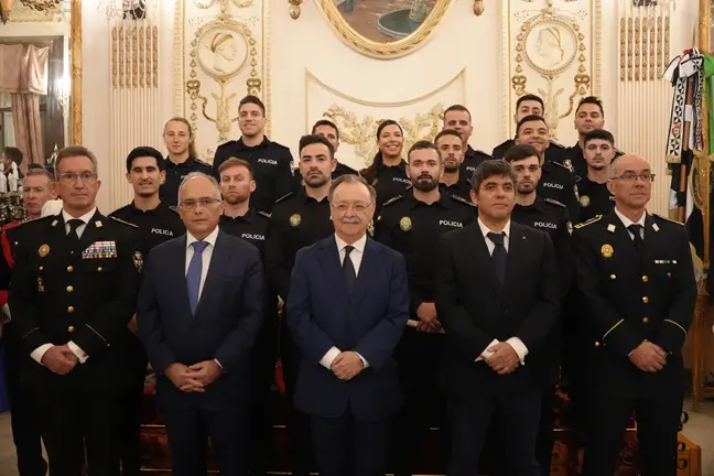 polic&iacute;as locales toma posesi&oacute;n