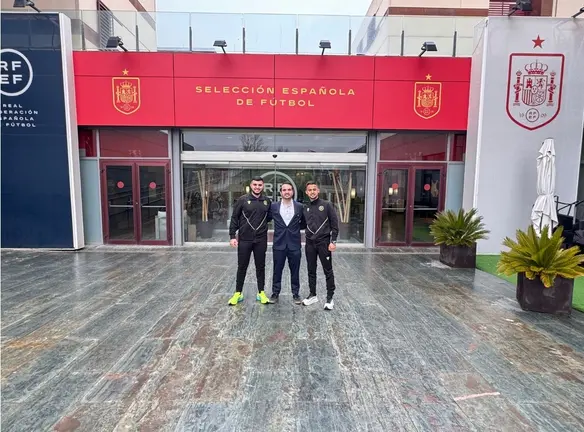 Los representantes del arbitraje ceut&iacute;, en la sede de la RFEF