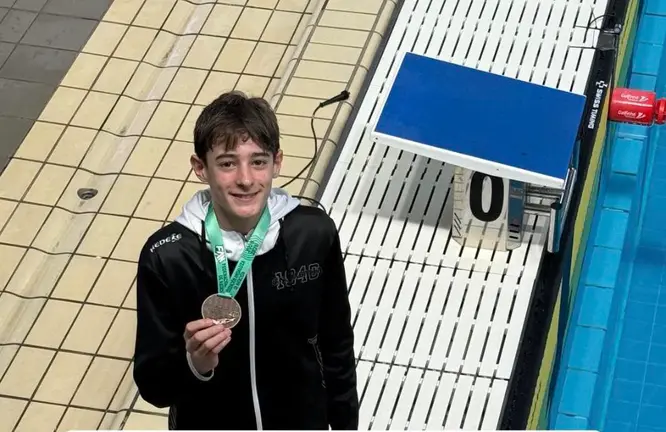 Jaime L&oacute;pez posa con una de las medallas conseguidas en C&aacute;diz