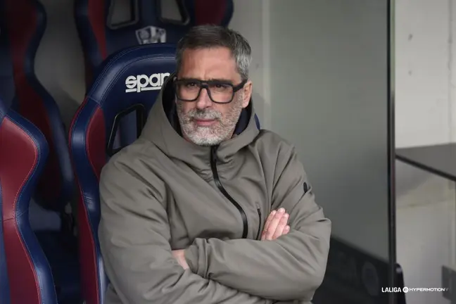 Jon P&eacute;rez 'Bolo', entrenador del Huesca, durante el partido contra el Ceuta