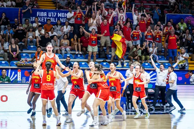 La selecci&oacute;n espa&ntilde;ola celebra la medalla de bronce conseguida en el &uacute;ltimo Mundial Sub-17