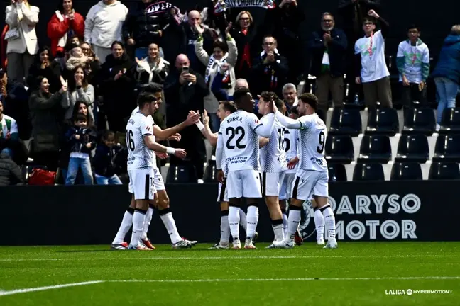 Jugadores de la AD Ceuta celebran uno de sus goles ante el C&oacute;rdoba