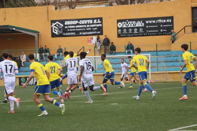 Una imagen del duelo entre los filiales del Ceuta y el C&aacute;diz