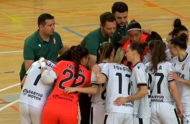 Las ceut&iacute;es, antes de empezar su partido en la pista del Penya Esplugues