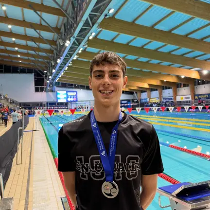 Alejandro L&oacute;pez, con la medalla de plata lograda en los 200 metros espalda