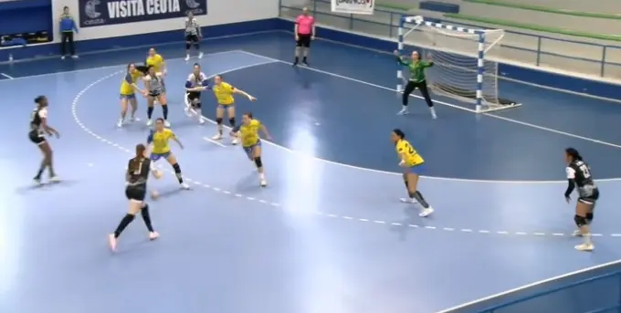 Un momento del partido disputado en el pabell&oacute;n La Libertad-Ilias Buyema