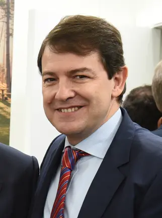 (Alfonso_Fern&aacute;ndez_Ma&ntilde;ueco)_Encuentro_con_el_presidente_de_Castilla_y_Le&oacute;n_en_FITUR_(49434213072)_(cropped)