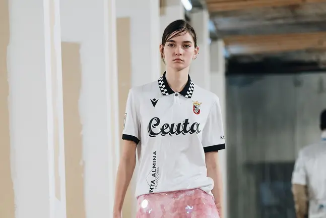 Una imagen de la modelo que luci&oacute; la camiseta retro del Ceuta durante el desfile