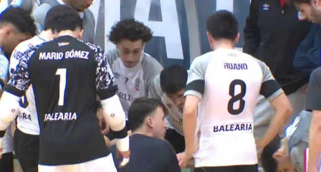 Nacho Garc&iacute;a y sus jugadores, durante un tiempo muerto