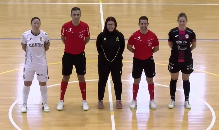 Las capitanas de Ceuta y Alcantarilla, junto al equipo arbitral.