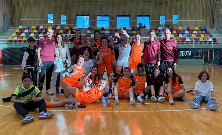 Las componentes del Camoens celebran la victoria cosechada en el 'Guillermo Molina'