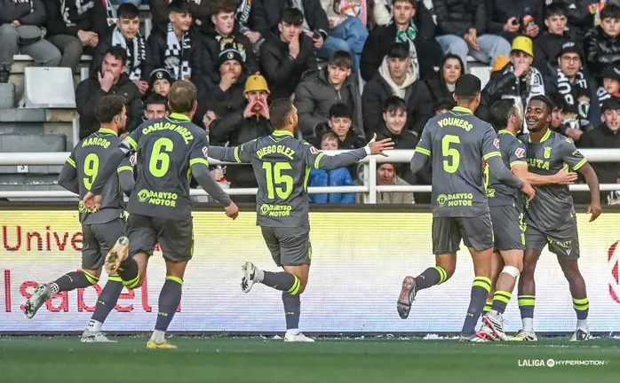Los jugadores del Ceuta celebran el gol de Bassinga que abr&iacute;a el marcador