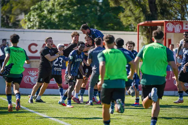 Los jugadores del Ceuta B celebran el gol del empate de Danil en el tiempo a&ntilde;adido