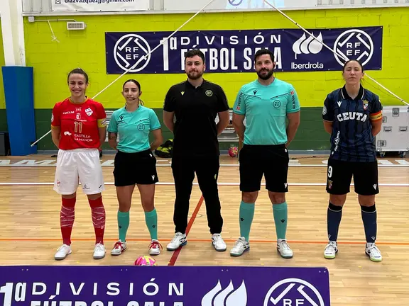 Las capitanas de Chiloeches y Ceuta, junto al tr&iacute;o arbitral, antes de iniciarse el partido