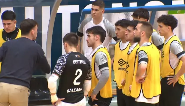 Nacho Garc&iacute;a y sus jugadores, durante un tiempo muerto