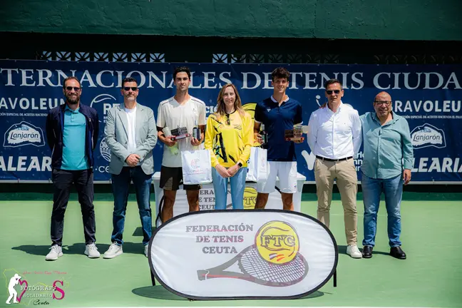 Alejandro Turriziani e Izan Almaz&aacute;n, tras recibir sus trofeos de subcampe&oacute;n  y campe&oacute;n