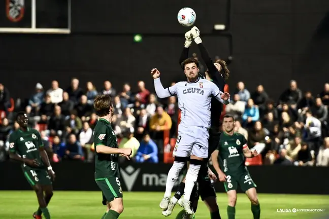 Marcos Fern&aacute;ndez salta con el portero del Racing