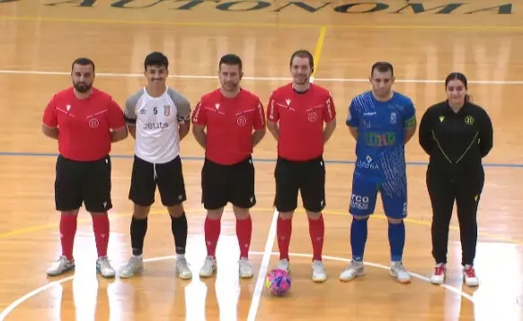 Los capitanes de Ceut&iacute; y M&oacute;stoles, con el equipo arbitral