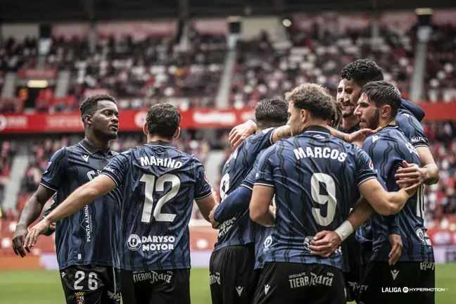 Jugadores de la AD Ceuta celebran el segundo tanto, obra de Konrad de la Fuente