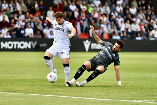 Marcos Fern&aacute;ndez recibe la entrada de un jugador castellonense