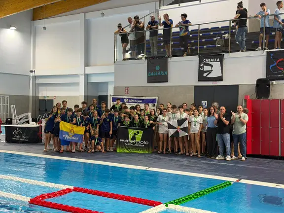 Una imagen de la entrega de trofeos en la piscina 'Lorena Miranda'