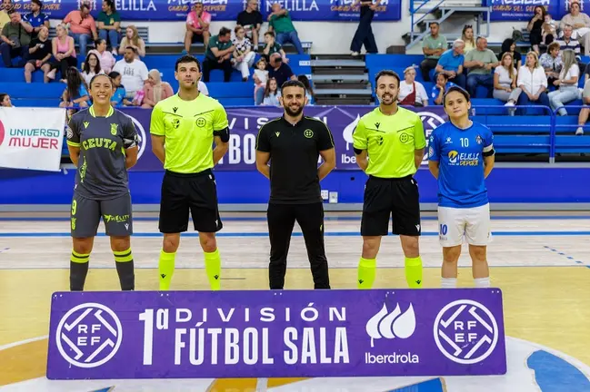 las capitanas de Ceuta y Torreblanca, junto al equipo arbitral, antes de empezar el partido en el pabell&oacute;n 'Javier Imbroda'