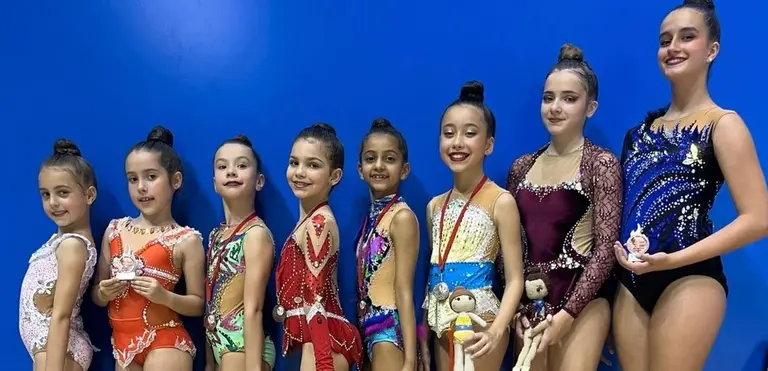 Algunas de las gimnastas ceut&iacute;es posan con la medallas conquistadas en C&aacute;diz
