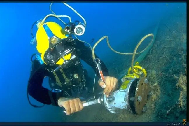 Unidad de Buceo de Cadiz realizando trabajos subacuaticos